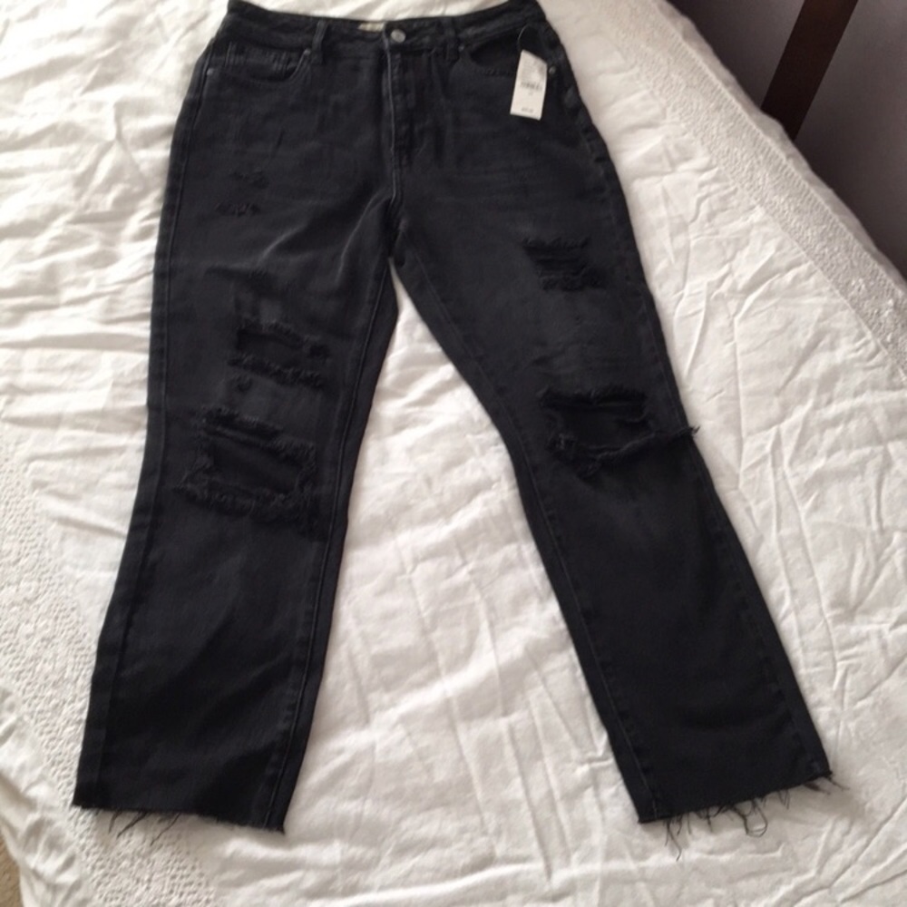 NWT Mom Fit Highwaisted Distressed Jeans